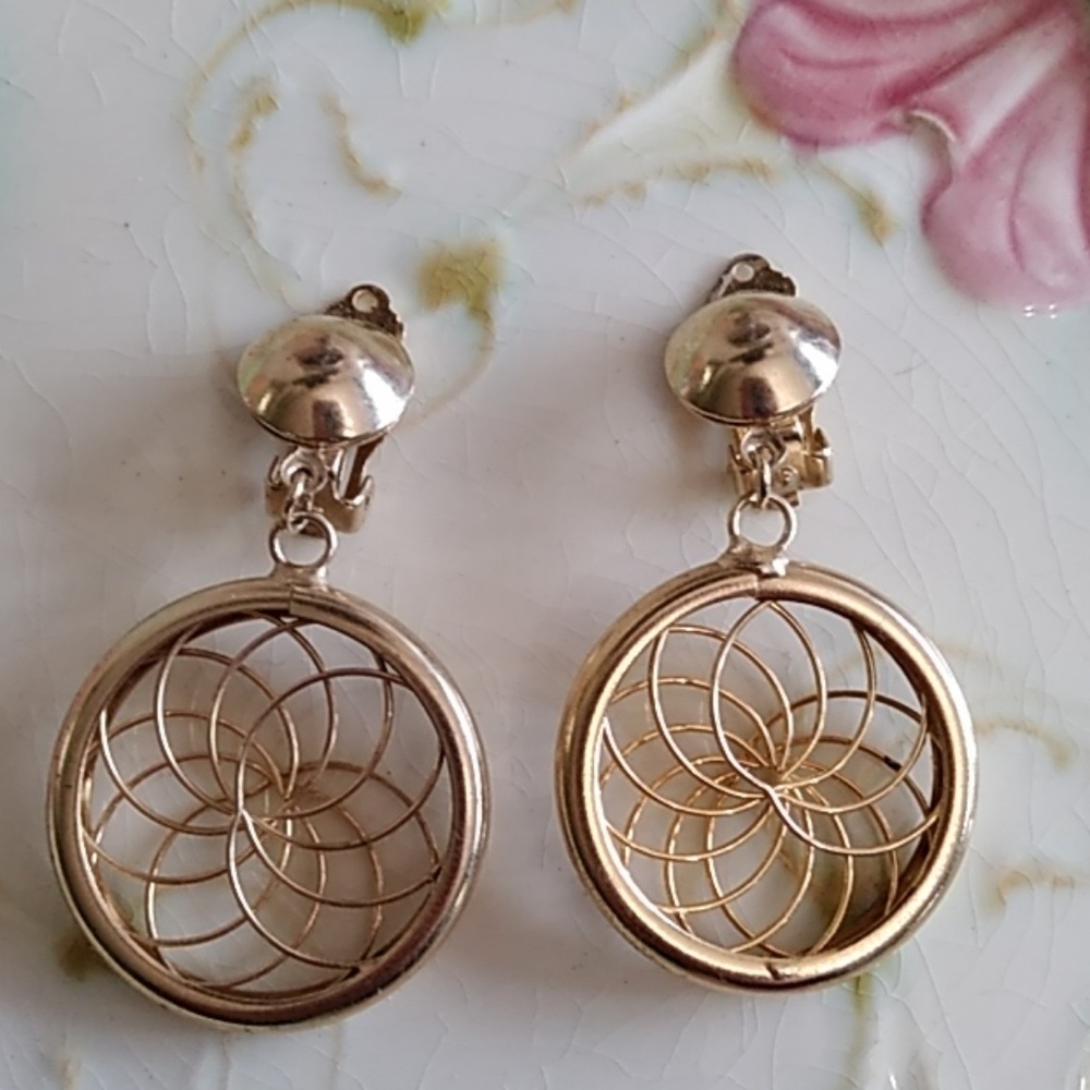 🧚Spiral design clip on earrings gold tone